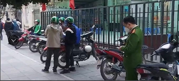 Nhân viên y tế Bệnh viện Tuệ Tĩnh tập trung đòi quyền lợi