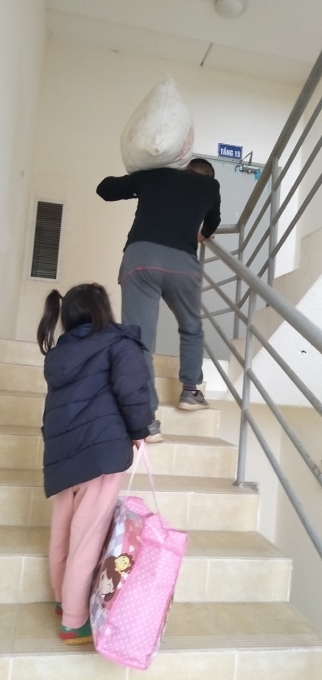 Thang máy dừng hoạt động, công nhân phải leo bộ 15 tầng là "do cơ chế"... Thang máy dừng hoạt động, công nhân phải leo bộ 15 tầng là "do cơ chế"...