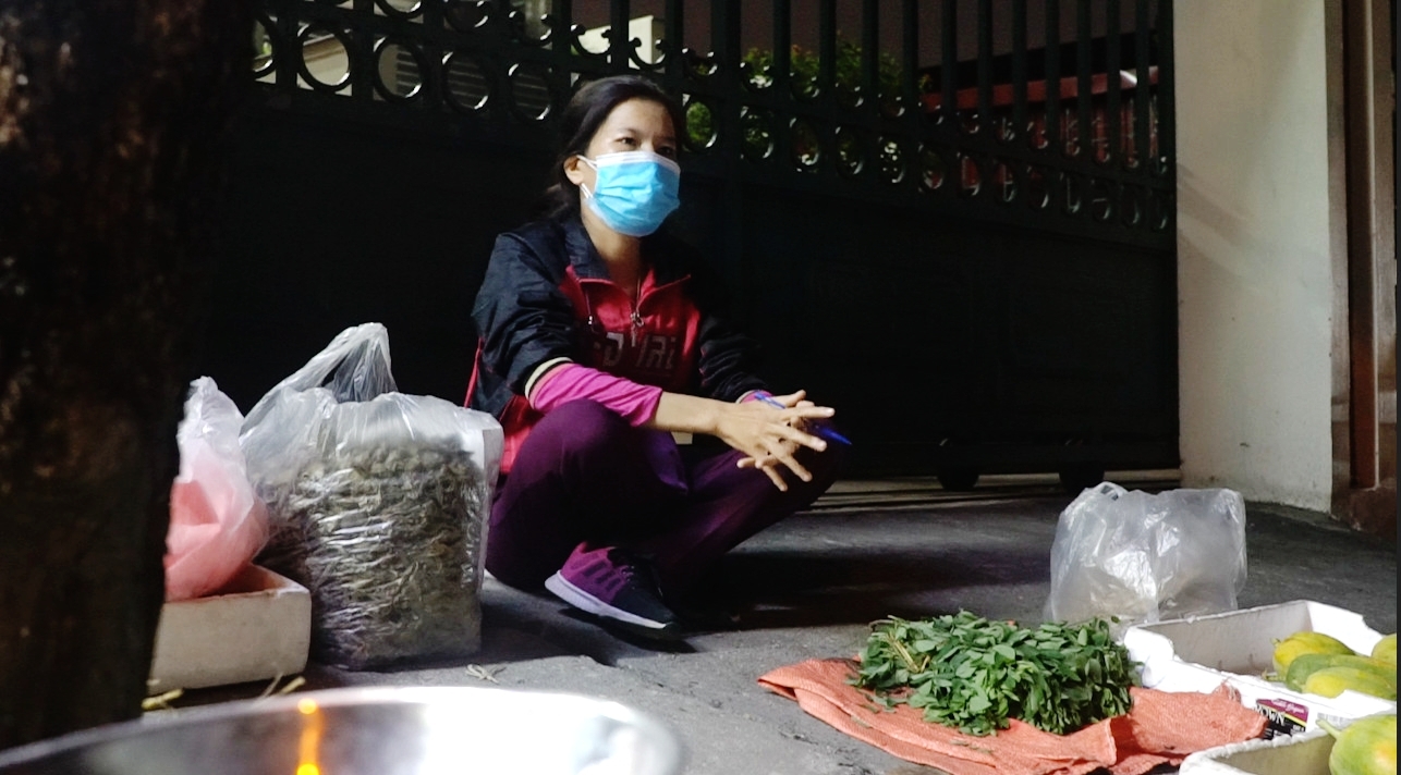 Nữ điều dưỡng ngày mặc áo blouse trắng, tối phải đi bán... rau Nữ điều dưỡng ngày mặc áo blouse trắng, tối phải đi bán... rau