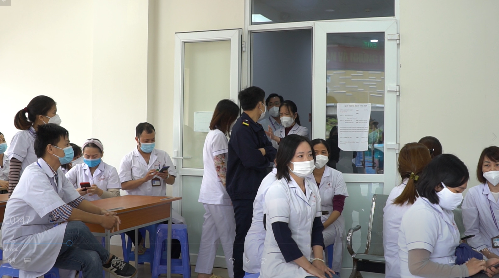 Bao giờ mới chấm dứt tình trạng: Bệnh viện nợ lương, nhân viên y tế đi bán rau mưu sinh