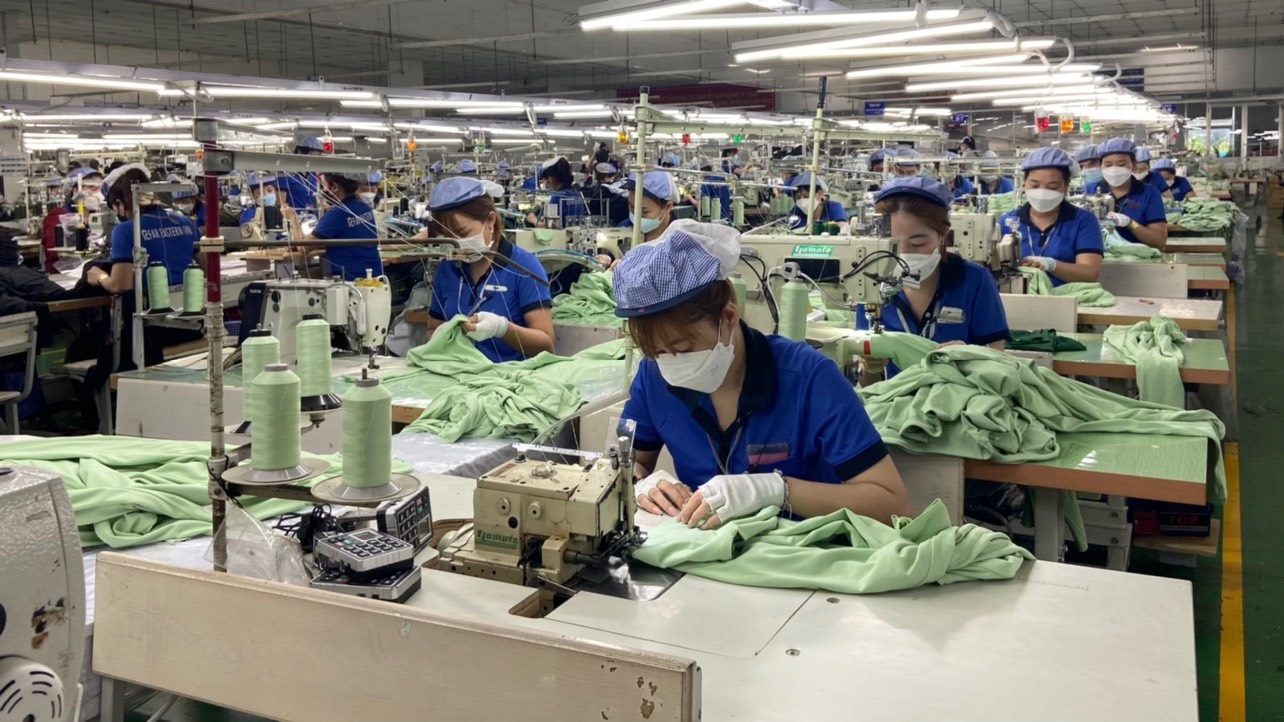 NLĐ tại Công ty TNHH Apparel Far Eastern Việt Nam được tăng lương, phụ cấp … đảm bảo thu nhập giao động từ 9 đến 15 triệu đồng/tháng. Ảnh: Công đoàn cơ sở cung cấp