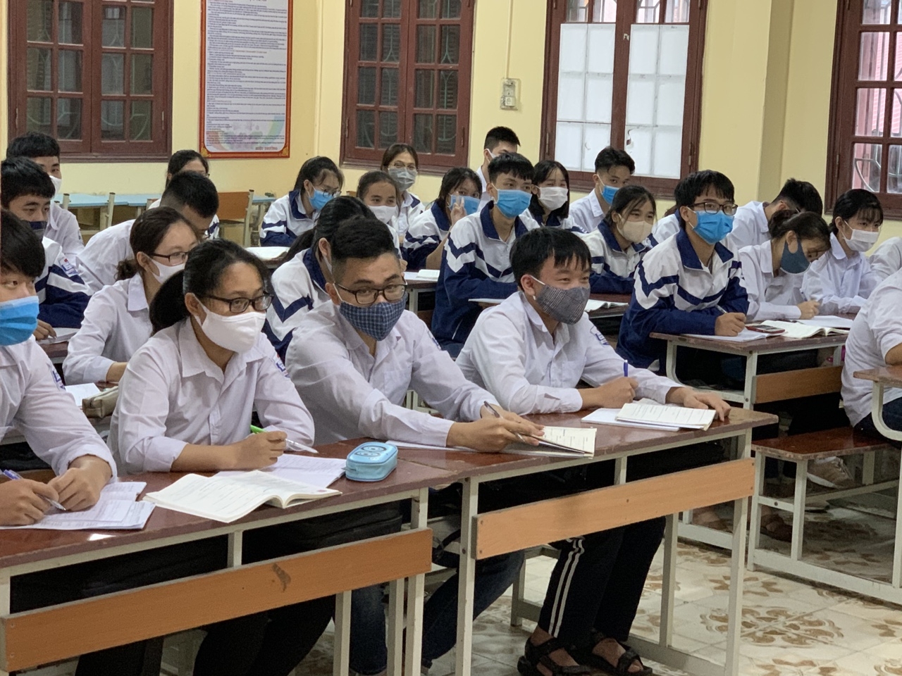Hải Dương: Học sinh lớp 9 khối THCS và 12 khối THPT, GDNN-GDTX náo nức trở lại trường hai duong hoc sinh lop 9 khoi thcs va 12 khoi thpt gdnn gdtx nao nuc tro lai truong
