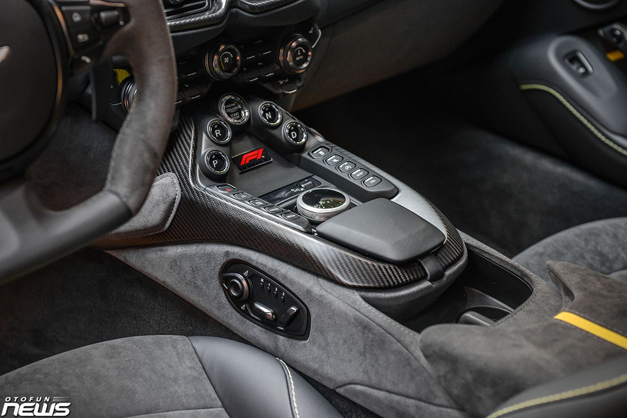 Bộ đôi hàng 'độc' Aston Martin Vantage F1 Edition và DB11 V8 Coupe ra mắt tại Việt Nam