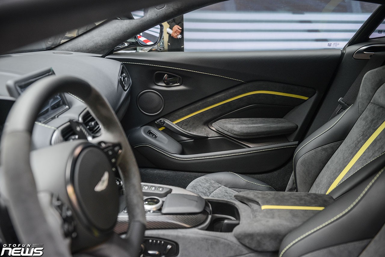 Bộ đôi hàng 'độc' Aston Martin Vantage F1 Edition và DB11 V8 Coupe ra mắt tại Việt Nam
