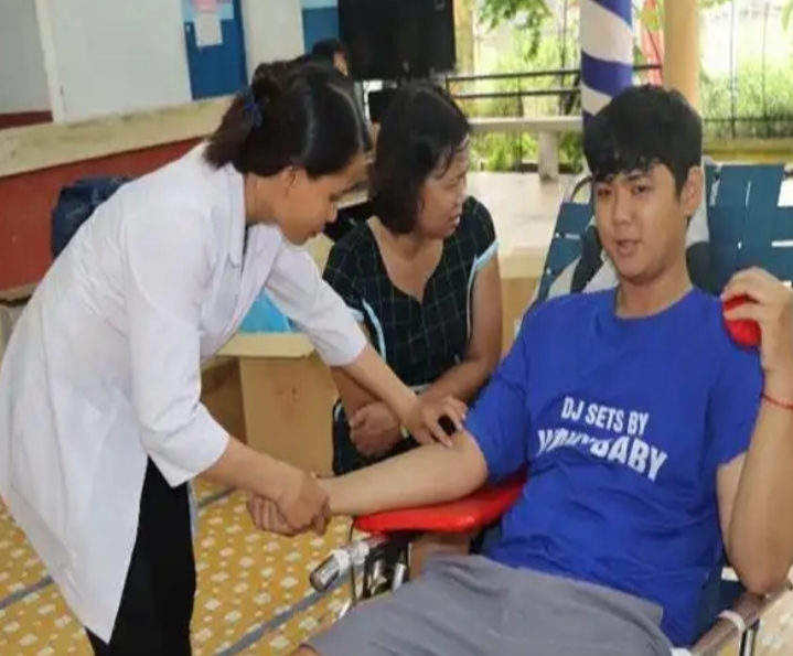 doan vien nld cong doan nganh giao duc hien mau tinh nguyen