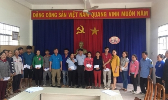 LĐLĐ Phú Yên tặng quà cho 40 CNLĐ có hoàn cảnh khó khăn trao qua cho 40 cnld va ba con nhan dan co hoan canh kho khan