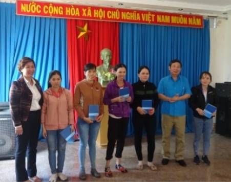 LĐLĐ Phú Yên tặng quà cho 40 CNLĐ có hoàn cảnh khó khăn trao qua cho 40 cnld va ba con nhan dan co hoan canh kho khan