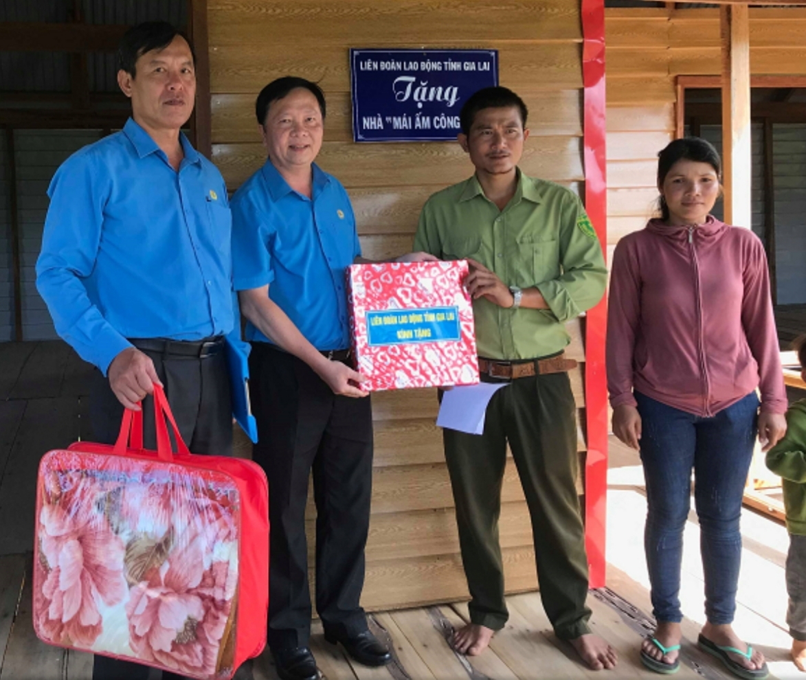 Hơn 1,2 tỉ đồng chăm lo nhà ở cho đoàn viên và người lao động nghèo năm 2019 hon 12 ti dong cham lo nha o cho doan vien va nguoi lao dong ngheo nam 2019