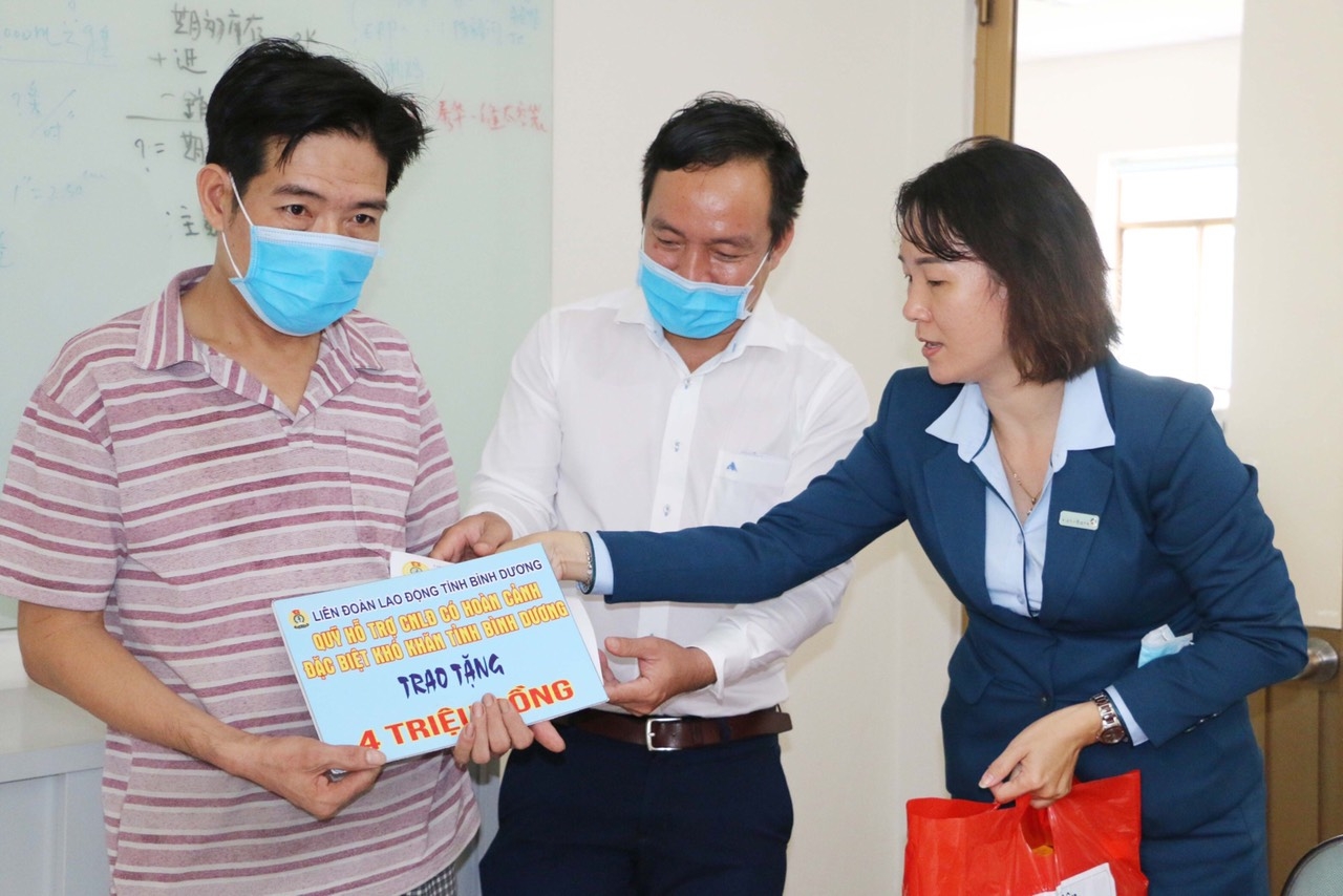 Quỹ hỗ trợ CNLĐ khó khăn tỉnh Bình Dương: Mô hình cần nhân rộng Quỹ hỗ trợ CNLĐ khó khăn tỉnh Bình Dương: Mô hình cần nhân rộng