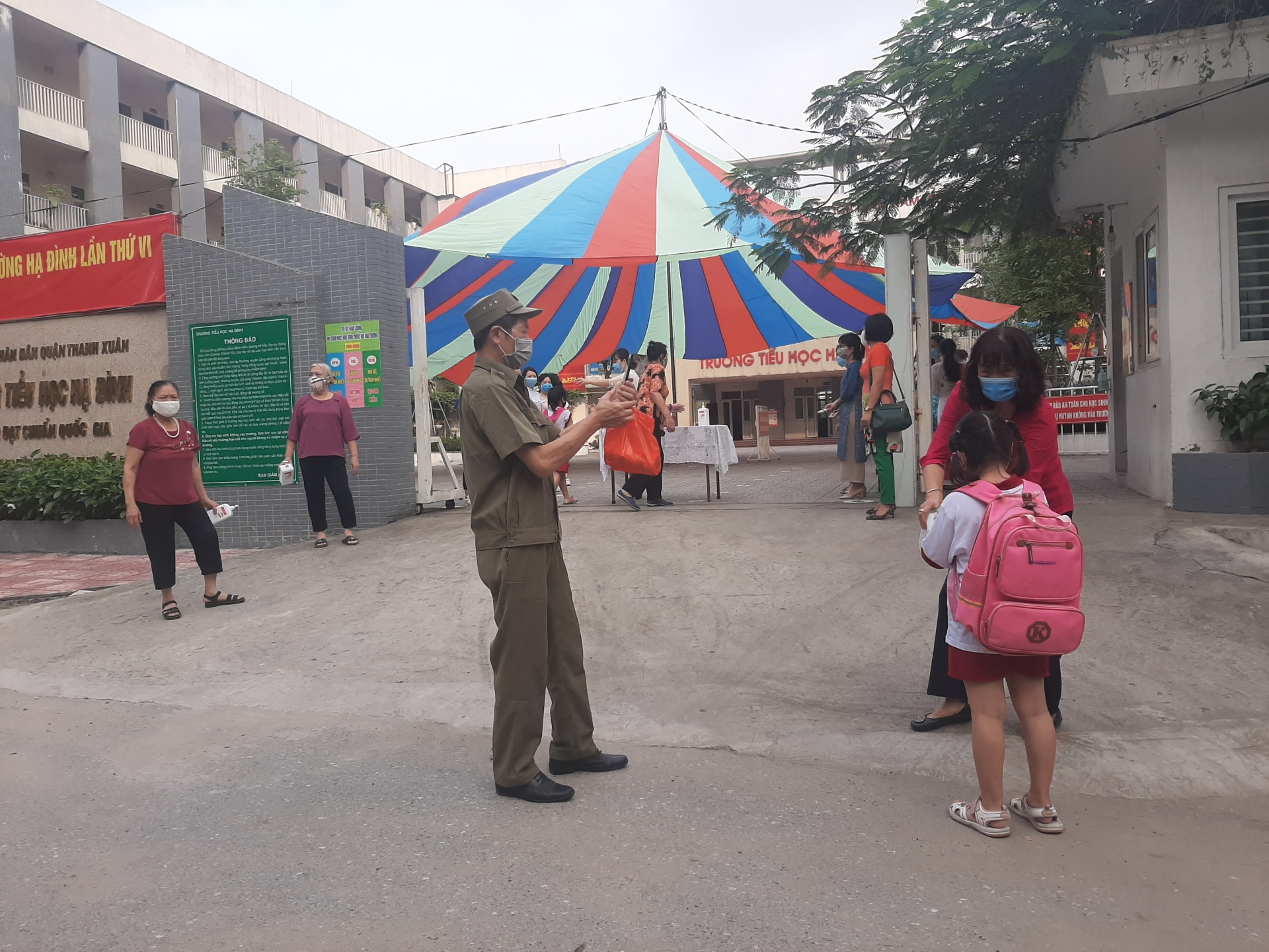 phu huynh giao vien trong ngay hoc sinh mam non tieu hoc tro lai truong