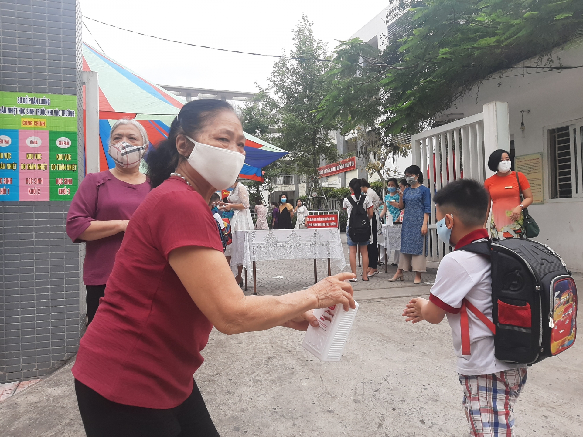 phu huynh giao vien trong ngay hoc sinh mam non tieu hoc tro lai truong
