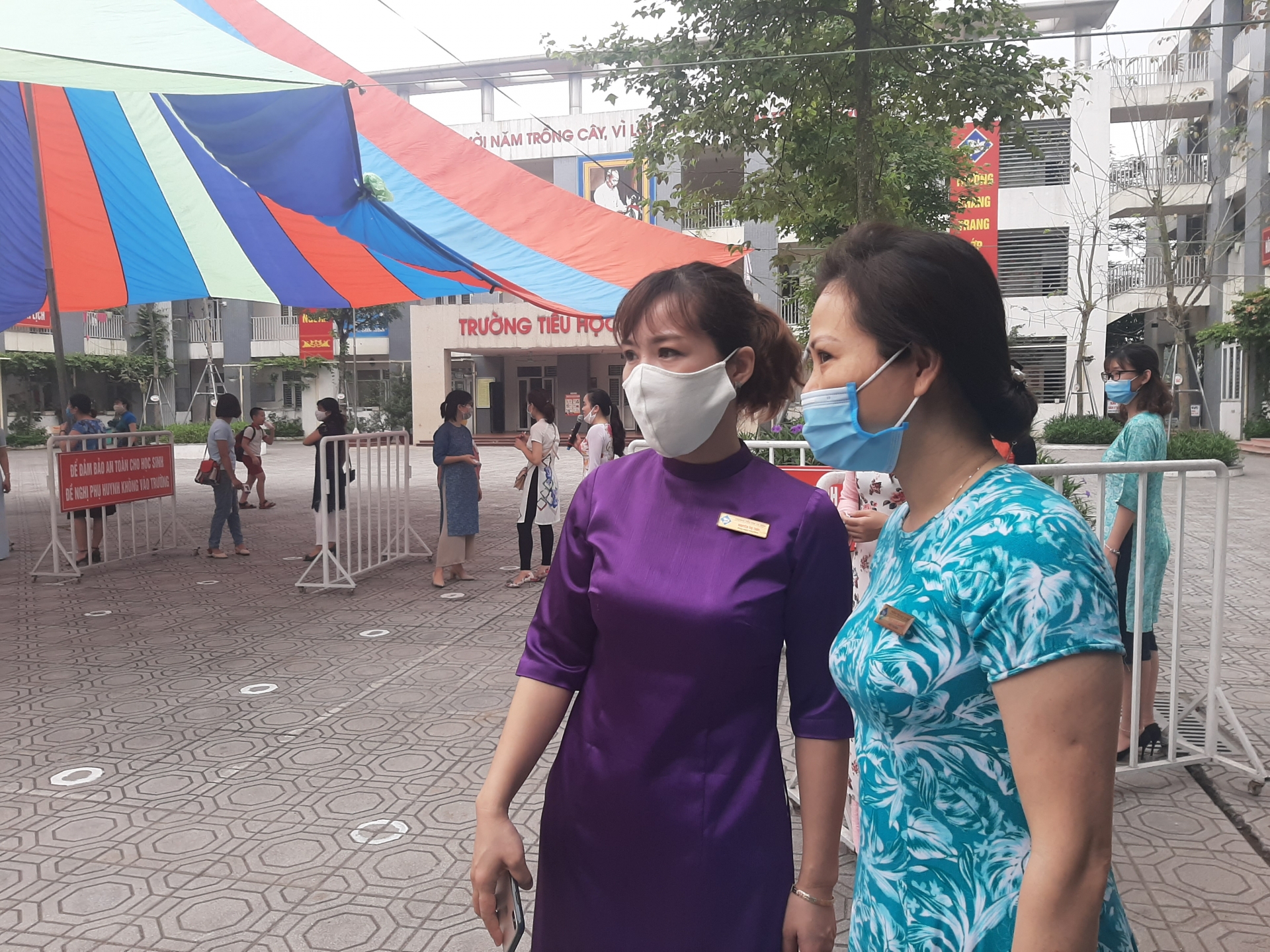 phu huynh giao vien trong ngay hoc sinh mam non tieu hoc tro lai truong