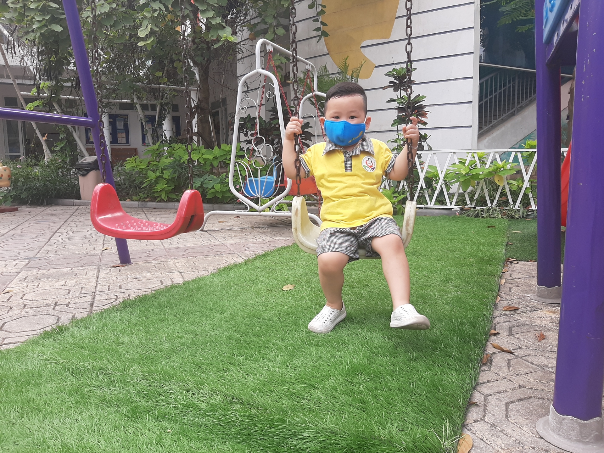 phu huynh giao vien trong ngay hoc sinh mam non tieu hoc tro lai truong