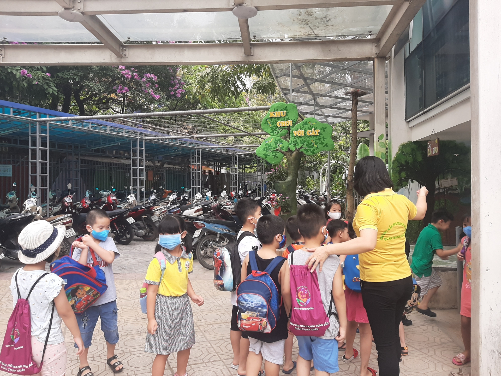 phu huynh giao vien trong ngay hoc sinh mam non tieu hoc tro lai truong