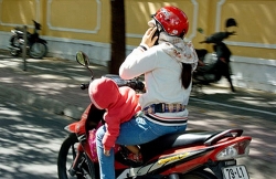 Phạt tới 2 triệu đồng khi lái xe đeo tai nghe, dùng điện thoại