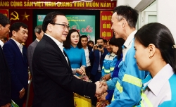 Lãnh đạo thành phố Hà Nội thăm, tặng quà công nhân môi trường trực Tết
