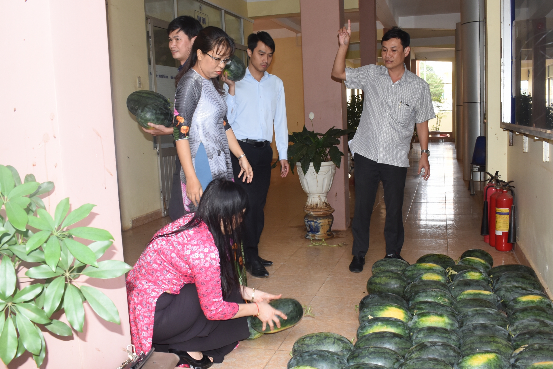cong doan giao duc tinh dak lak tro giup nong dan tieu thu dua hau