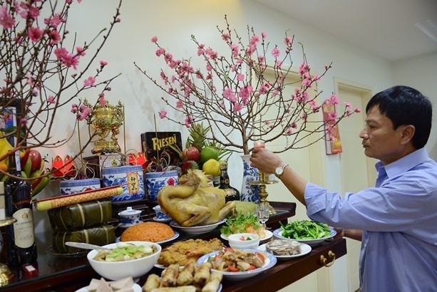 Mâm cỗ và bài cúng giao thừa ngoài trời, trong nhà