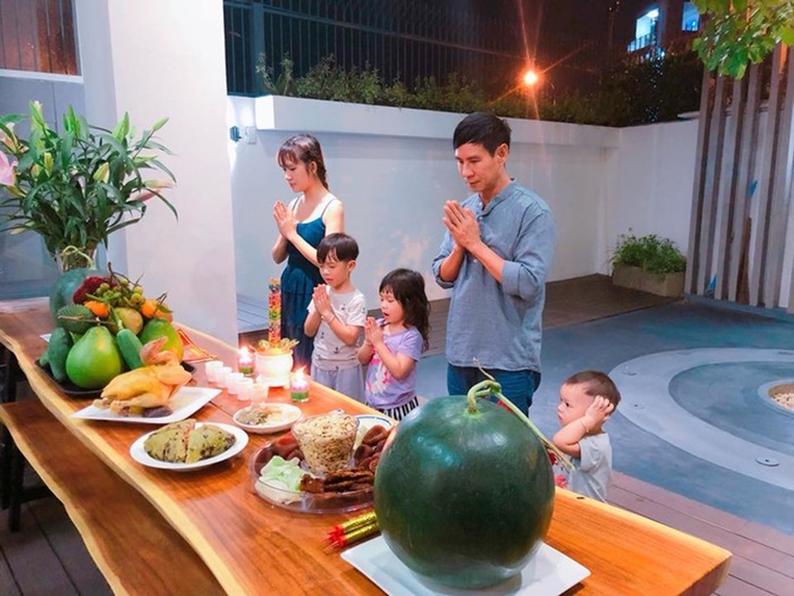 Mâm cỗ và bài cúng giao thừa ngoài trời, trong nhà