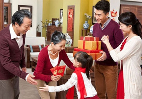 Đi chơi Tết và                                                         chúc Tết