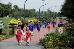 Đi chơi Tết và                                                         chúc Tết