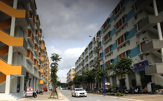 Tại sao công nhân không có nhà ở, trong khi nhà ở xây cho họ lại để không?