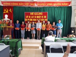 Bồi dưỡng lý luận chính trị và nghiệp vụ công đoàn cho cán bộ công đoàn cơ sở