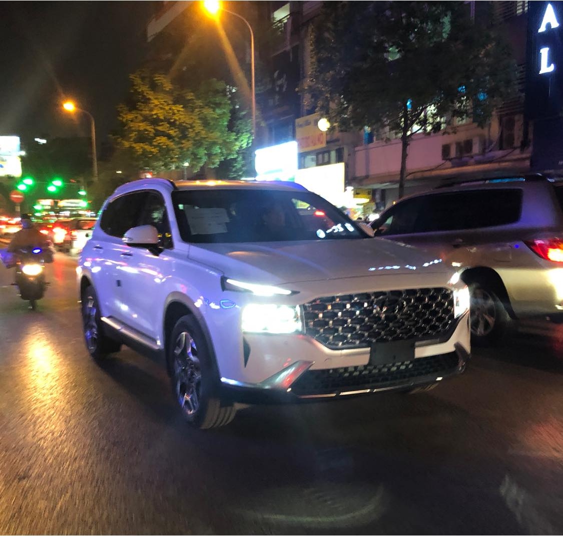 Hyundai Santa Fe 2021 chưa biển số bất ngờ chạy trên phố Hà Nội Hyundai Santa Fe 2021 chưa biển số bất ngờ chạy trên phố Hà Nội