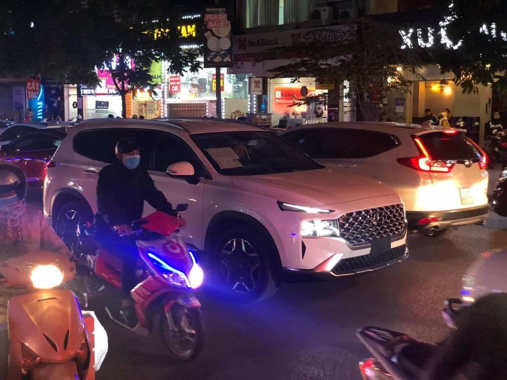Hyundai SantaFe 2021 chưa biển số bất ngờ chạy trên phố Hà Nội Hyundai SantaFe 2021 chưa biển số bất ngờ chạy trên phố Hà Nội