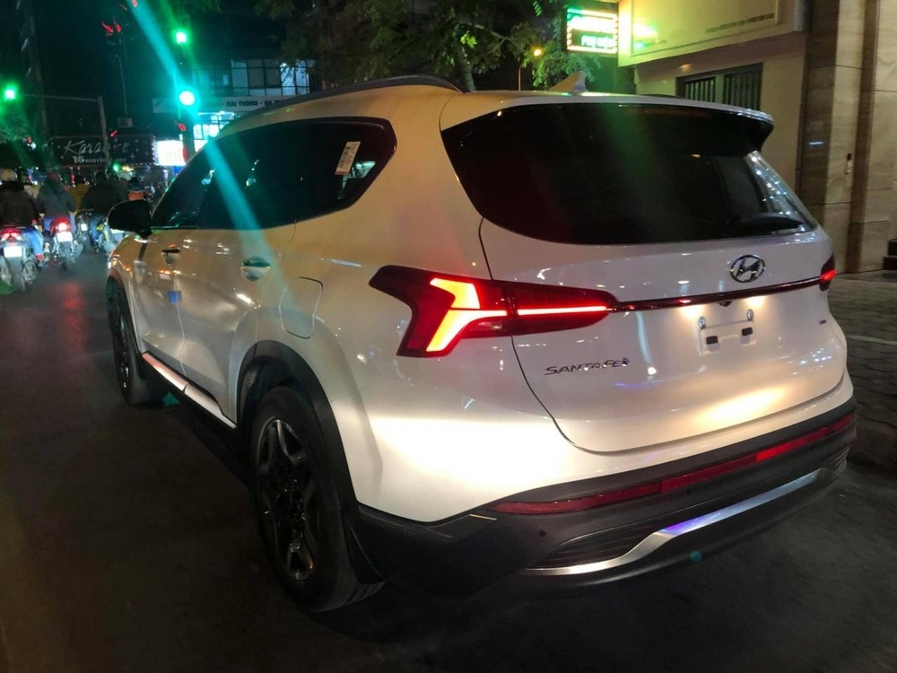 Hyundai SantaFe 2021 chưa biển số bất ngờ chạy trên phố Hà Nội Hyundai SantaFe 2021 chưa biển số bất ngờ chạy trên phố Hà Nội