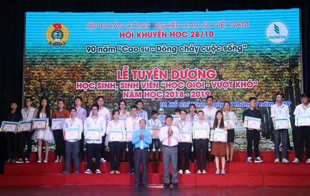 Tặng học bổng 1,5 tỷ đồng tiếp sức 500 con CNVCLĐ “học giỏi - vượt khó” tang hoc bong 15 ty dong tiep suc 500 con cnvcld hoc gioi vuot kho