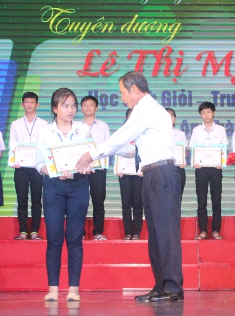 Tặng học bổng 1,5 tỷ đồng tiếp sức 500 con CNVCLĐ “học giỏi - vượt khó” tang hoc bong 15 ty dong tiep suc 500 con cnvcld hoc gioi vuot kho