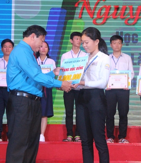 Tặng học bổng 1,5 tỷ đồng tiếp sức 500 con CNVCLĐ “học giỏi - vượt khó” tang hoc bong 15 ty dong tiep suc 500 con cnvcld hoc gioi vuot kho