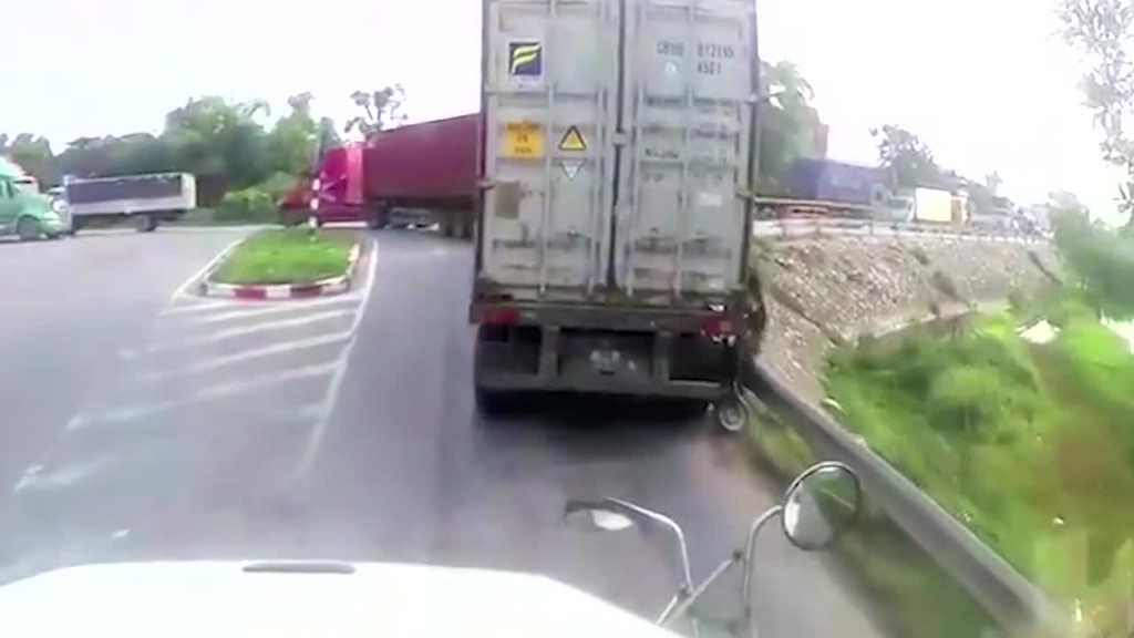 co gai suyt mat mang khi di vao diem mu xe container