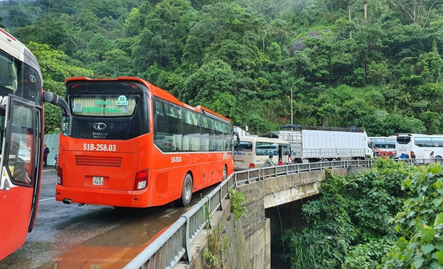 Đèo Bảo Lộc sạt lở nghiêm trọng khiến giao thông tê liệt deo bao loc sat lo nghiem trong khien giao thong te liet