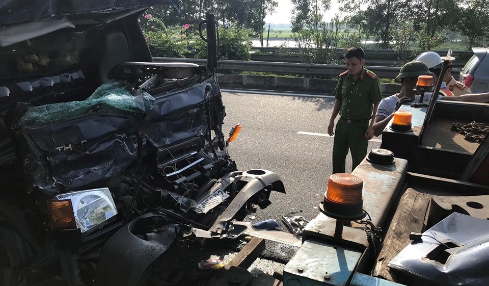 Sau vụ tông đuôi container trên cao tốc Pháp Vân: Đi thế nào cho an toàn? sau vu tong duoi container tren cao toc phap van di the nao cho an toan
