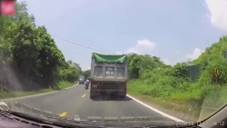 Clip: Hành động của tài xế xe ben gây cảm kích và những lưu ý để vượt xe an toàn