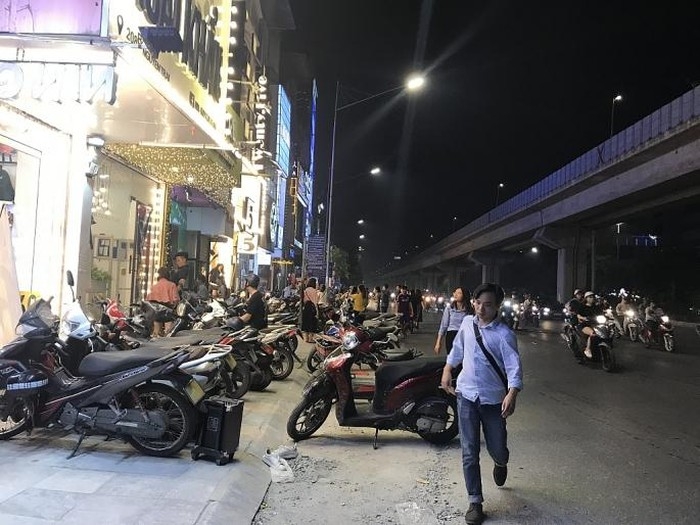 Chiếm dụng lòng đường Nguyễn Trãi thành nơi đỗ xe, nguy cơ tai nạn rình rập chiem dung long duong nguyen trai thanh noi do xe nguy co tai nan rinh urap