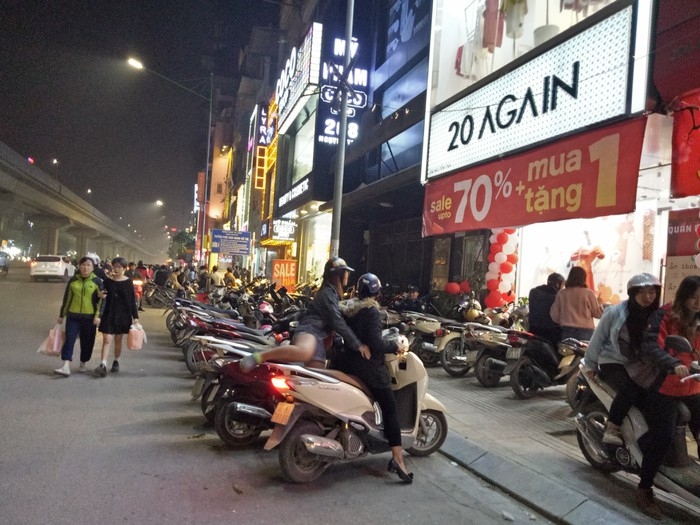 Chiếm dụng lòng đường Nguyễn Trãi thành nơi đỗ xe, nguy cơ tai nạn rình rập chiem dung long duong nguyen trai thanh noi do xe nguy co tai nan rinh urap