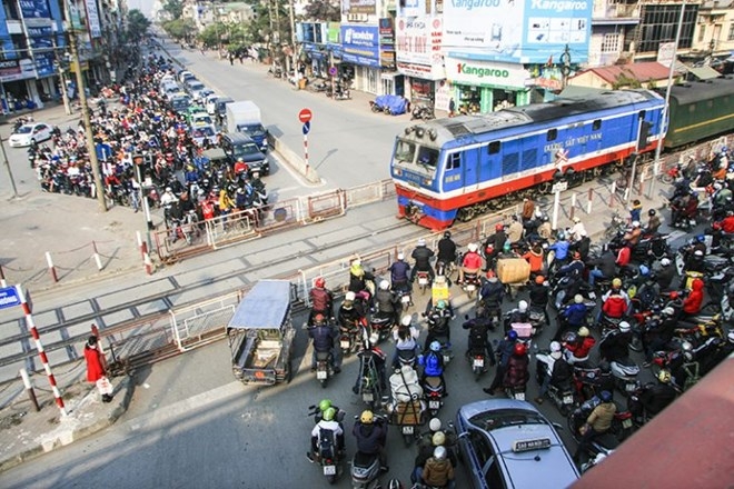 Qua đường không quan sát, người đàn ông bị tàu đâm tử vong qua duong khong quan sat nguoi dan ong bi tau dam tu vong