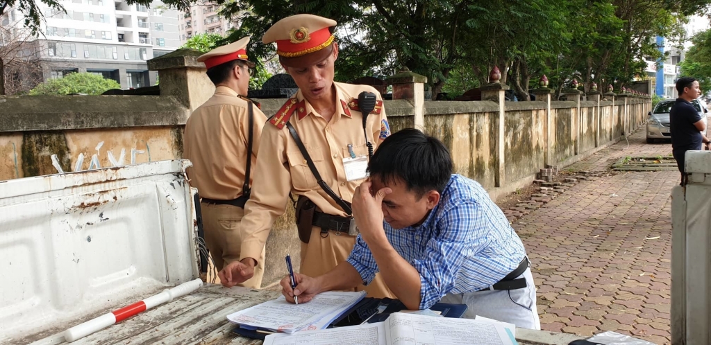Hơn 23.000 người điều khiển xe máy tại Hà Nội bị xử phạt chỉ trong một tháng ha noi xu phat hon 23000 nguoi dieu khien xe may vi pham trong thang tong kiem tra