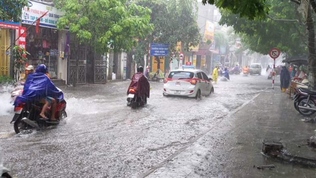 Mưa lớn vào sáng sớm khiến nhiều tuyến phố ở Hà Nội tê liệt anh mua lon vao sang som khien nhieu tuyen pho o ha noi te liet