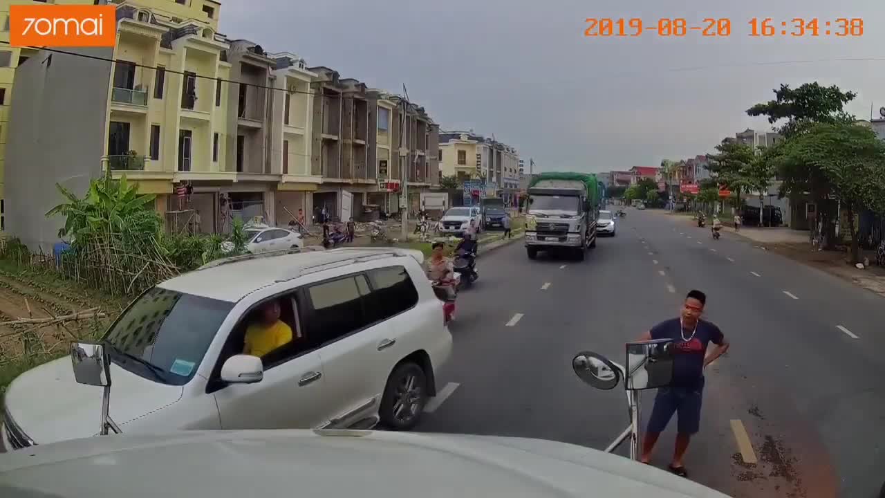 Sang đường ngay trước mũi container, bé trai khiến nhiều người thót tim