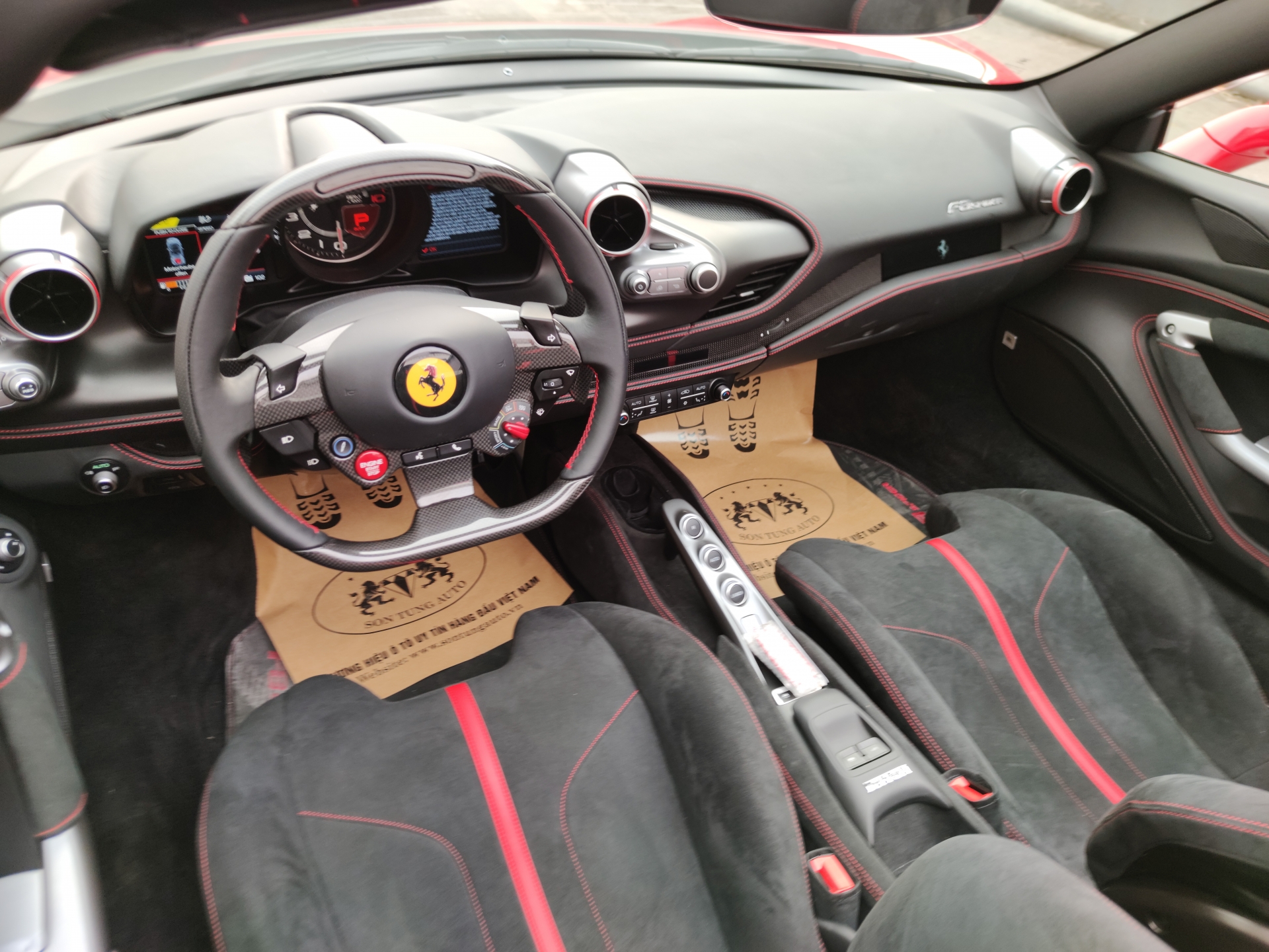 Siêu phẩm Ferrari F8 Tributo Spider thứ hai cập bến Việt Nam