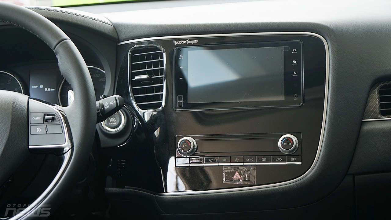 Mitsubishi Outlander và Honda CR-V: Kẻ tám lạng người nửa cân mitsubishi outlander va honda cr v ke tam lang nguoi nua can