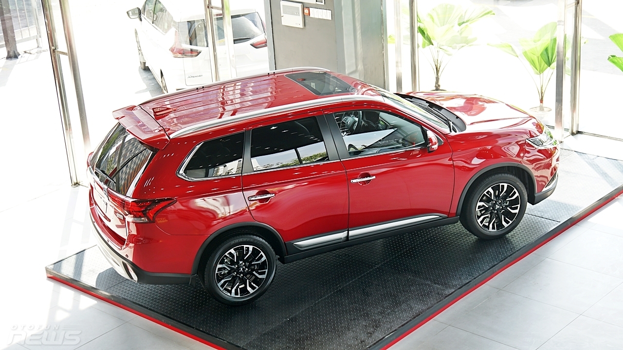 Mitsubishi Outlander và Honda CR-V: Kẻ tám lạng người nửa cân mitsubishi outlander va honda cr v ke tam lang nguoi nua can