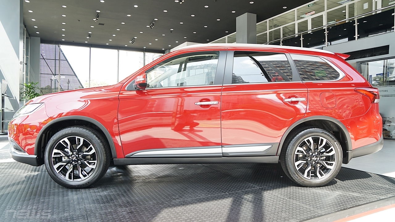 Mitsubishi Outlander và Honda CR-V: Kẻ tám lạng người nửa cân mitsubishi outlander va honda cr v ke tam lang nguoi nua can