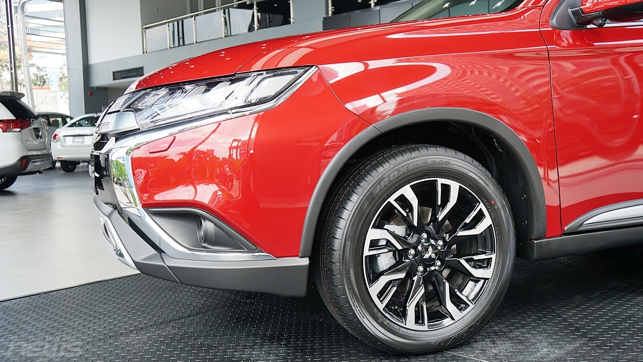 Mitsubishi Outlander và Honda CR-V: Kẻ tám lạng người nửa cân mitsubishi outlander va honda cr v ke tam lang nguoi nua can