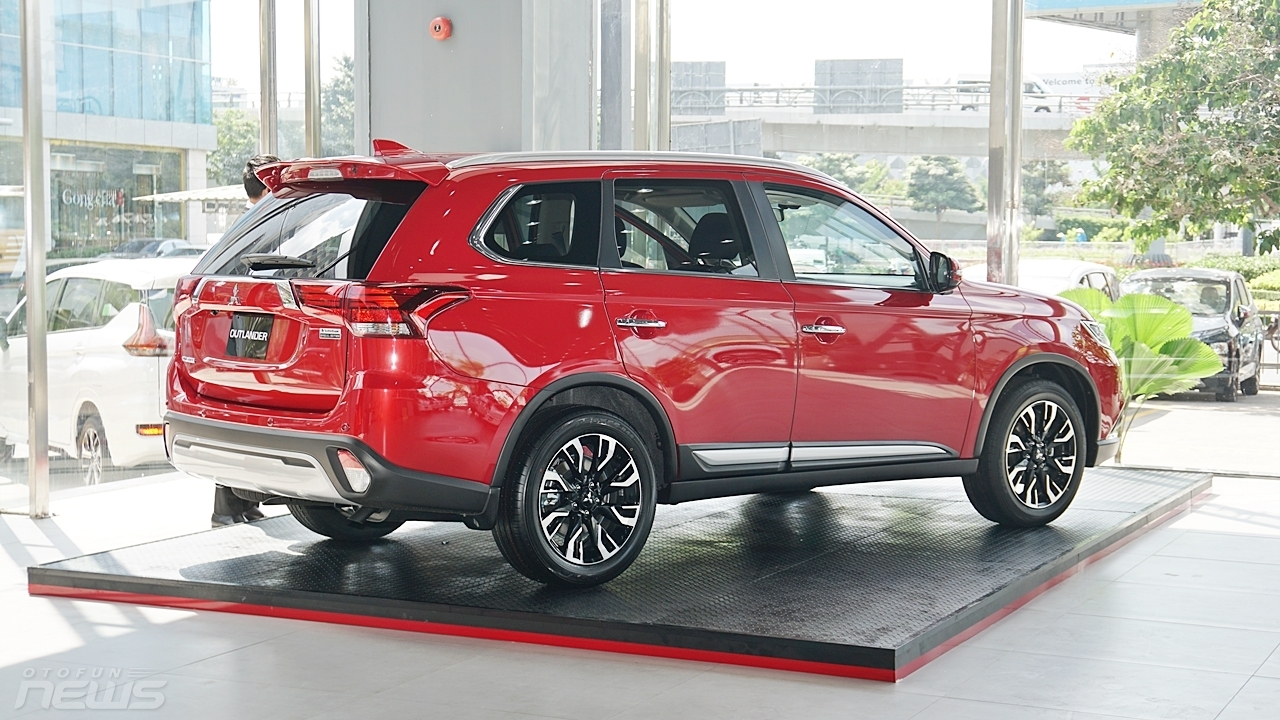 Mitsubishi Outlander và Honda CR-V: Kẻ tám lạng người nửa cân mitsubishi outlander va honda cr v ke tam lang nguoi nua can