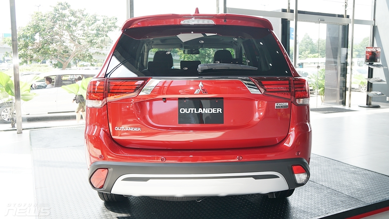 Mitsubishi Outlander và Honda CR-V: Kẻ tám lạng người nửa cân mitsubishi outlander va honda cr v ke tam lang nguoi nua can